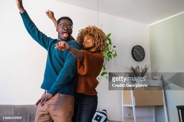 happy dance - couple celebrating stockfoto's en -beelden