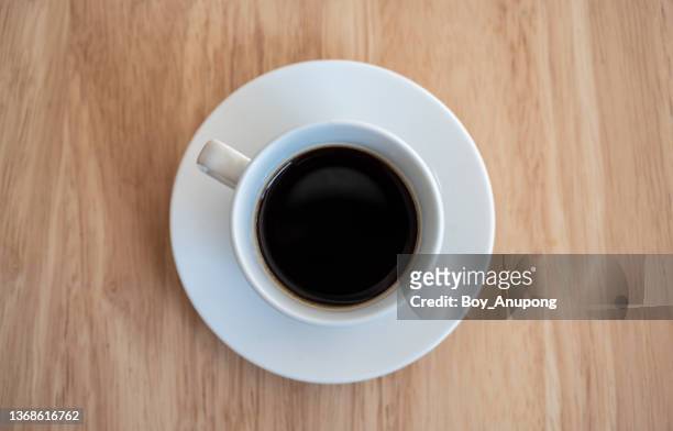 table top view of a cup of black coffee on wooden table. - filterkaffee stock-fotos und bilder
