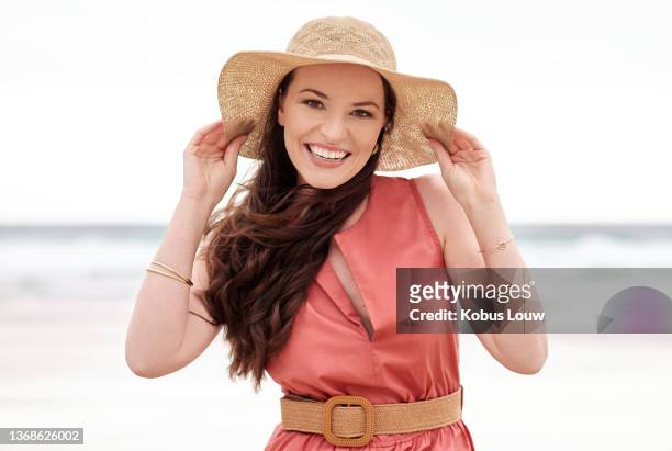 scatto di un bel giovane che trascorre la giornata in spiaggia - woman face hat foto e immagini stock