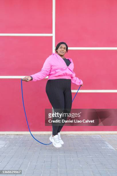 african american woman skipping rope - sautiller photos et images de collection