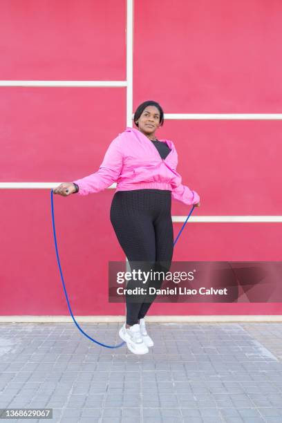 african american woman skipping rope - spring training stockfoto's en -beelden