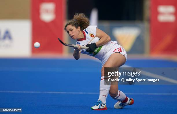 Georgina Oliva of Spain passes the ball during the Women's FIH Field Hockey Pro League match between Spain and Netherlands at Polideportivo Virgen...