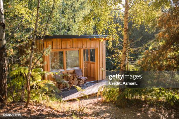 holzhaus exterieur in boutique glamping divja divine in slowenien - wood vine stock-fotos und bilder