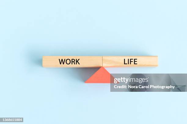 work life balance - scales balance stockfoto's en -beelden