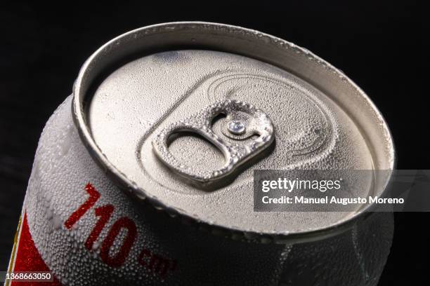 cold can of beer - estaño fotografías e imágenes de stock