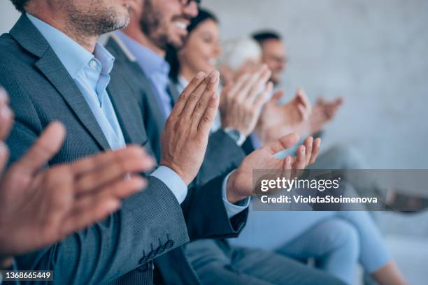 empresários aplaudindo durante um seminário na sala de conferências. - clap - fotografias e filmes do acervo