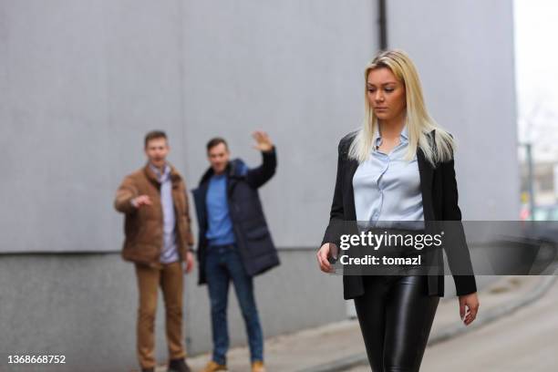woman getting attention on city street - weg wijzen stockfoto's en -beelden
