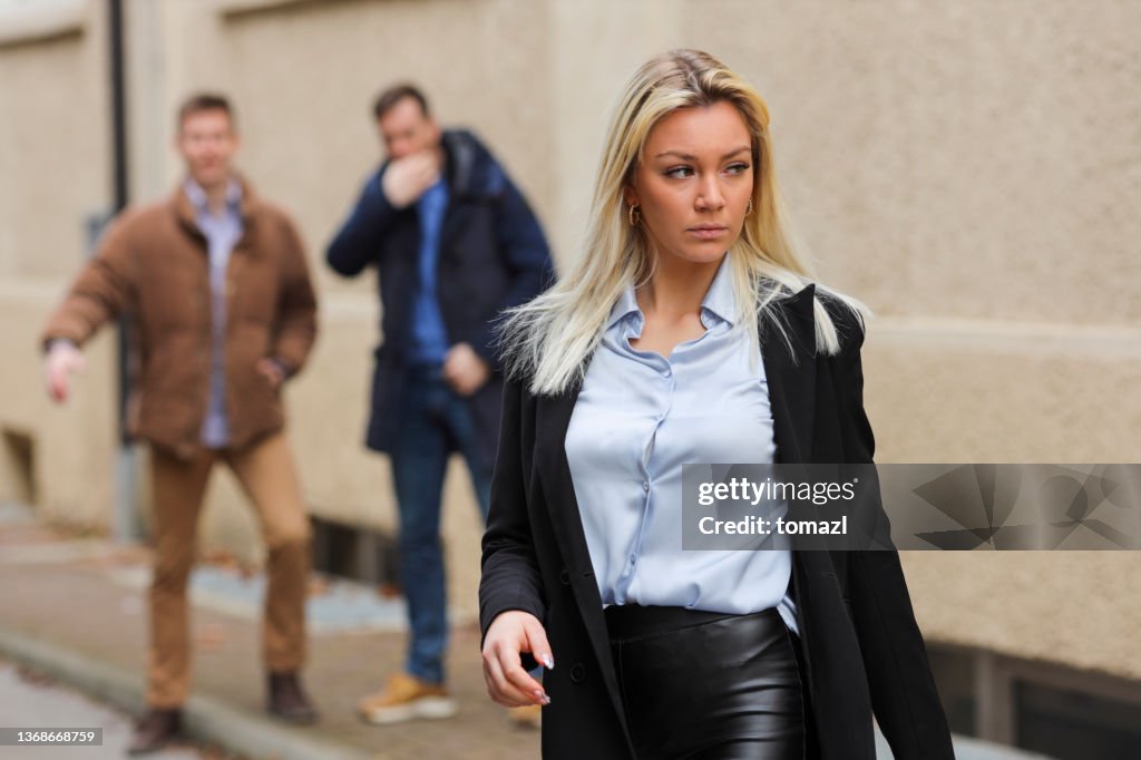 街の通りで注目を集める女性