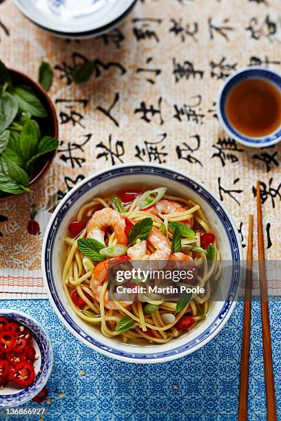 prawn noodles with mint and chilli - asiatische küche stock-fotos und bilder