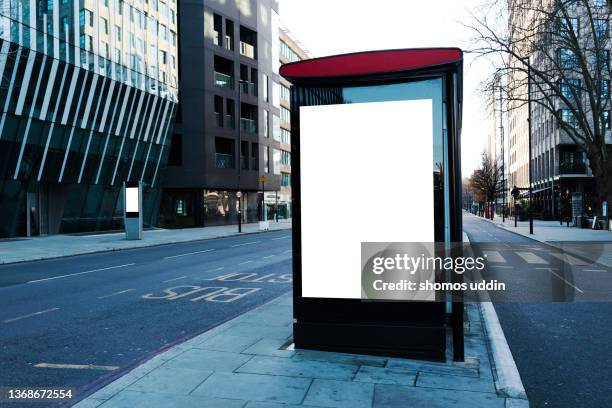 street of london with blank digital billboard at bus stop - insegna commerciale foto e immagini stock