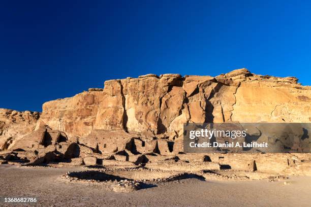 pueblo bonito at chaco culture national historical park in new mexico - anasazi stockfoto's en -beelden