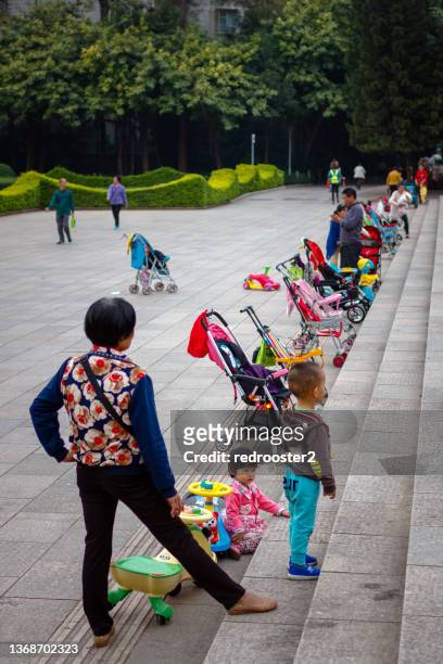 grandmas and children in a chinese park - nanning stockfoto's en -beelden