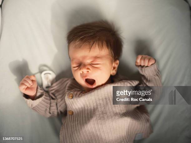 yawning - sleeping toddler bed fotografías e imágenes de stock