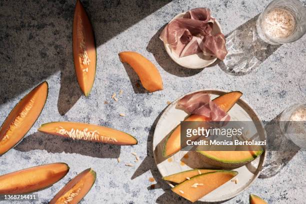 prosciutto crudo and melon hard light - vegetação mediterranea imagens e fotografias de stock