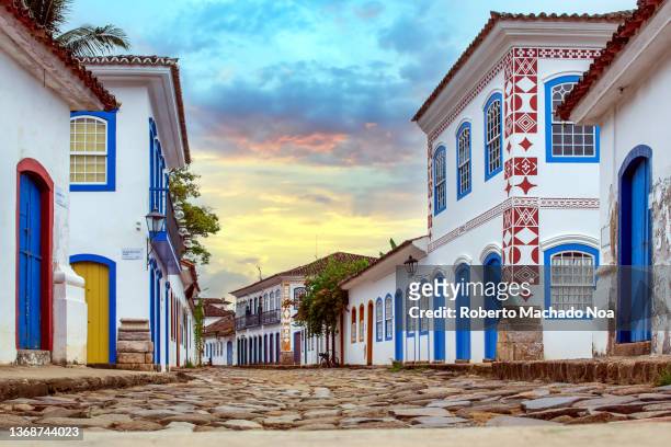 portuguese colonial architecture in paraty, rio de janeiro, brazil - rio de janeiro street stock pictures, royalty-free photos & images