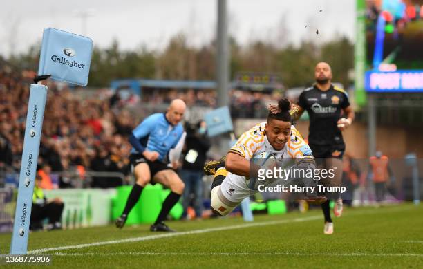 Paolo Odogwu of Wasps goes over to score their sides first try during the Gallagher Premiership Rugby match between Exeter Chiefs and Wasps at Sandy...