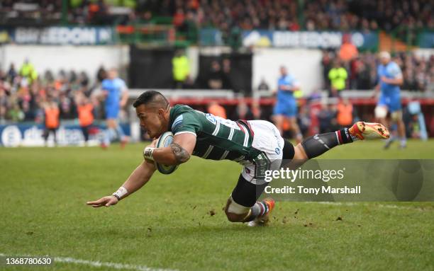 Hosea Saumaki of Leicester Tigers scoring their first try during the Gallagher Premiership Rugby match between Leicester Tigers and Worcester...