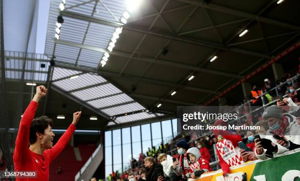 Jae-Sung Lee of 1. FSV Mainz 05 celebrates with the fans afte the Bundesliga match between 1. FSV Mainz 05 and TSG Hoffenheim at MEWA Arena on...