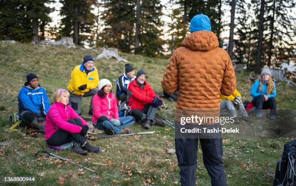 mountain guide talking with his group - guide 個照片及圖片檔