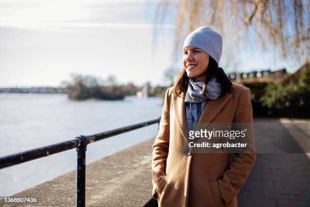 donna che cammina al chiswick mall in un giorno d'inverno soleggiato - chiswick foto e immagini stock