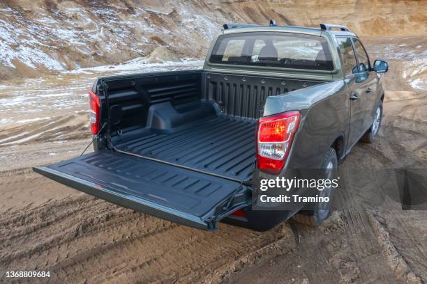 cargo bed in a pick-up vehicle - vrachtruimte stockfoto's en -beelden