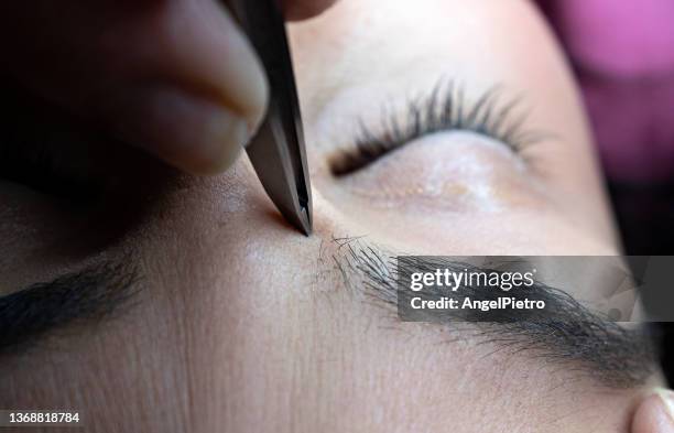 eyelash hair removal - schoonheidsspecialist stockfoto's en -beelden