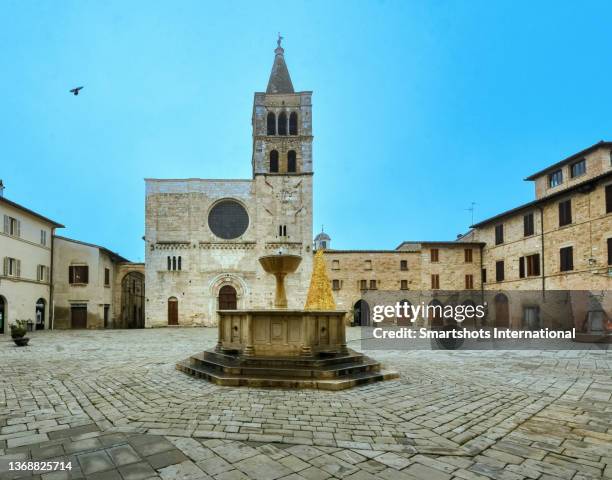 medieval square in bevagna with romanesque facade of san michele church and renaissance fountain in umbria, italy - off the beaten path foto e immagini stock