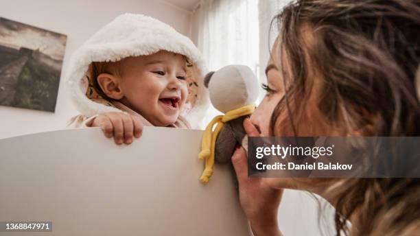 assistenza all'infanzia. madre che gioca con il bambino a casa. - baby sitter foto e immagini stock