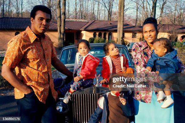 Heavyweight Boxing: Casual portrait of Muhammad Ali with family twin daughters Jamillah and Rasheda, daughter Maryum, and wife Khalilah holding son...