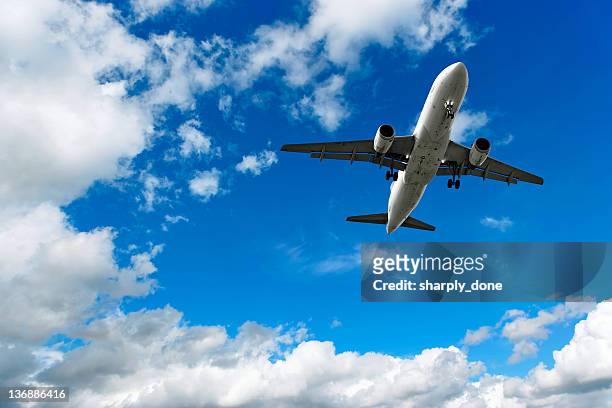 jet airplane landing in bright sky - launch of national geographic mission blue campaign stockfoto's en -beelden