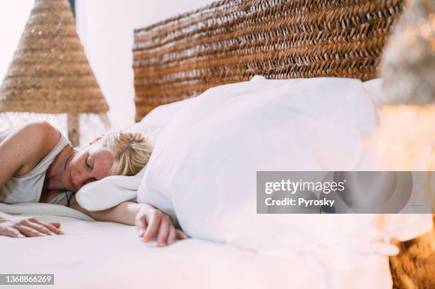 籐のベッドでシーピング - headboard ストックフォトと画像