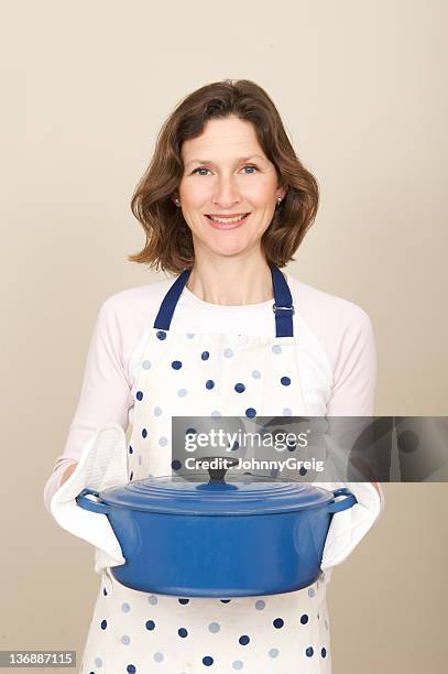 frau lächeln, weil sie weiß, wie leicht crock töpfen sind. - suppentopf stock-fotos und bilder