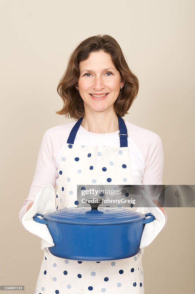 Mujer sonriendo porque sabe qué fácil cocción lenta ollas son.