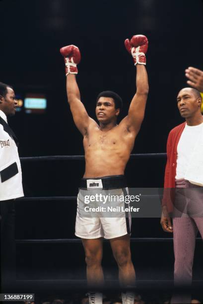 Boxing: WBC/ WBA World Heavyweight Title: Muhammad Ali victorious after winning fight vs Earnie Shavers by unanimous decision at Madison Square...