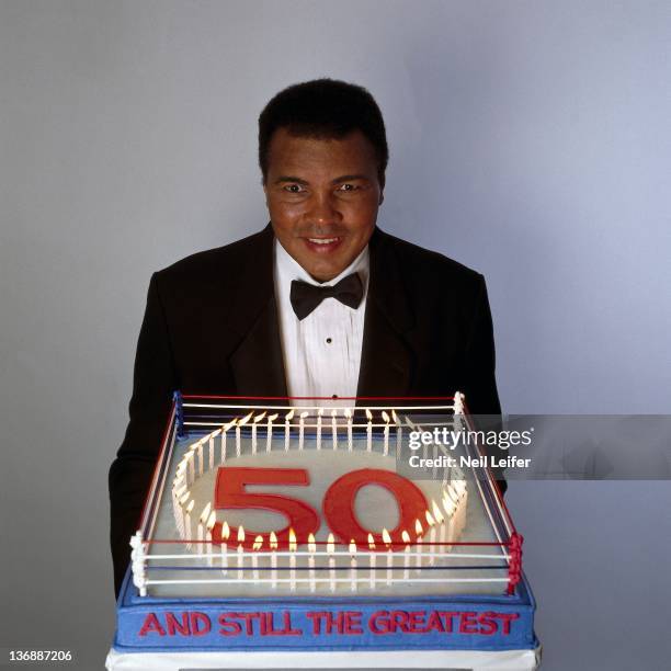 Boxing: Portrait of former heavyweight champion Muhammad Ali with 50th birthday cake during photo shoot. New York, NY 12/5/1991 CREDIT: Neil Leifer