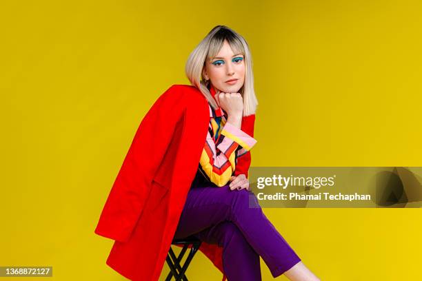 fashionable woman in red coat - blå ögonskugga bildbanksfoton och bilder