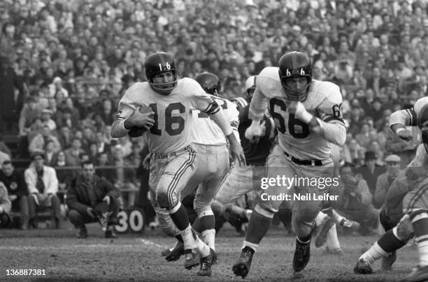 Football: NFL Championship: New York Giants Frank Gifford in action vs Baltimore Colts at Memorial Stadium. Baltimore, MD CREDIT: Neil Leifer