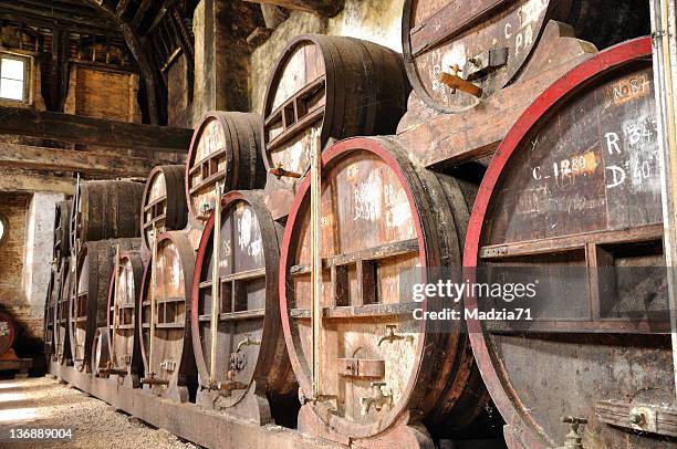 bodega de vinos - calvados fotografías e imágenes de stock