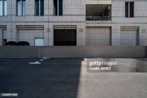 venue outside the modern city building - parking space imagens e fotografias de stock