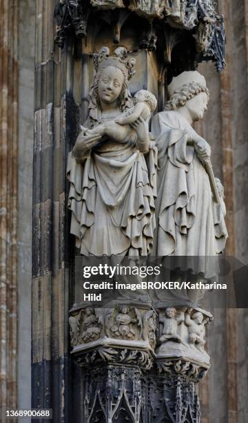 ulm minster, mary by master hartmann on the main portal, sculpture on the free pillar of the west portal vestibule, stone figure, ulm, baden-wuerttemberg, germany - mary hartmann stock pictures, royalty-free photos & images