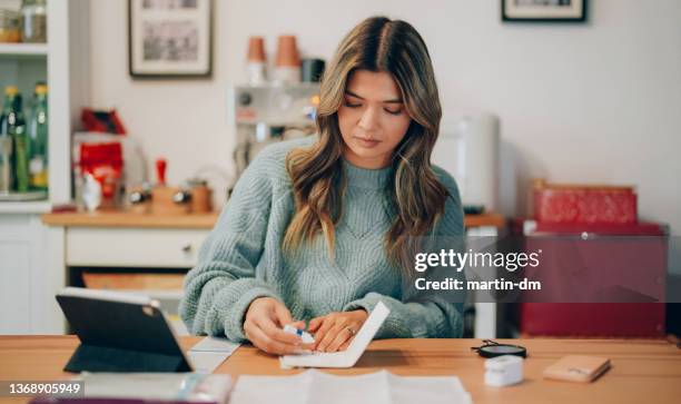 mujer joven autoprueba de covid-19 en casa - equipo de autodiagnóstico fotografías e imágenes de stock