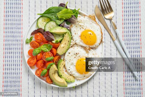 breakfast with eggs and avocado - setzei stock-fotos und bilder