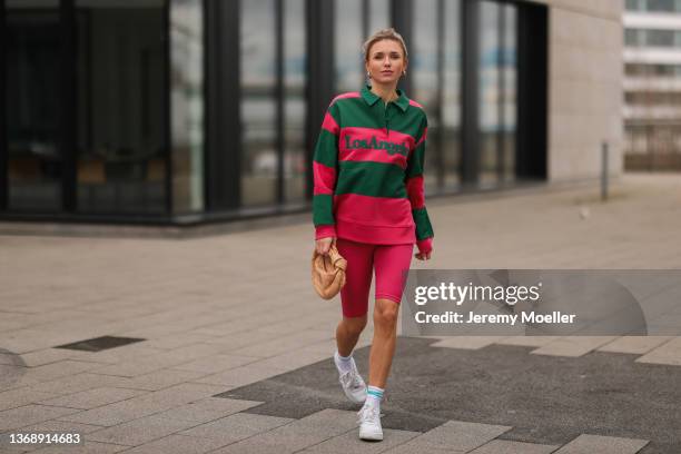 Scarlett Gartmann-Reus wearing Zara pink and green sweater, pink Zara shorts, white socks, white Nike Air Force sneaker and beige Bottega Veneta mini...