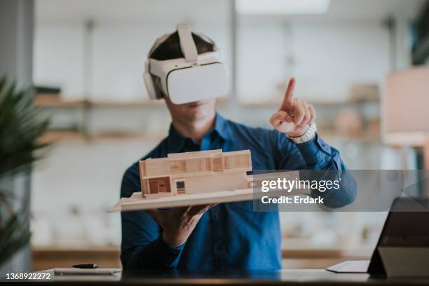 elegir un nuevo techo mientras se usa la realidad virtual, preparándose para la presentación. - digital architecture fotografías e imágenes de stock