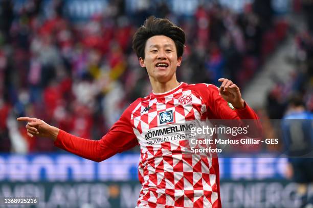 Jae-Sung Lee of Mainz celebrates after scoring his team's first goal during the Bundesliga match between 1. FSV Mainz 05 and TSG Hoffenheim at MEWA...