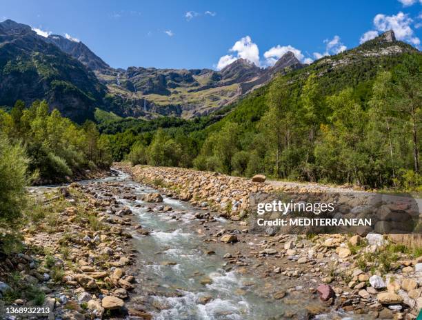 valle de pineta en el parque nacional de los pirineos de ordesa y monte perdido río cinca en huesca - valle fotografías e imágenes de stock