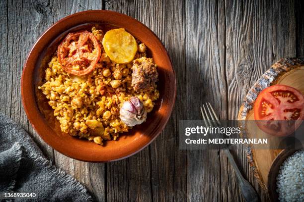 arroz al horno o arroz al horno receta vegana a base de plantas medit - dish fotografías e imágenes de stock