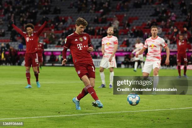 Thomas Müller of FC Bayern München scores the opening goal during the Bundesliga match between FC Bayern München and RB Leipzig at Allianz Arena on...