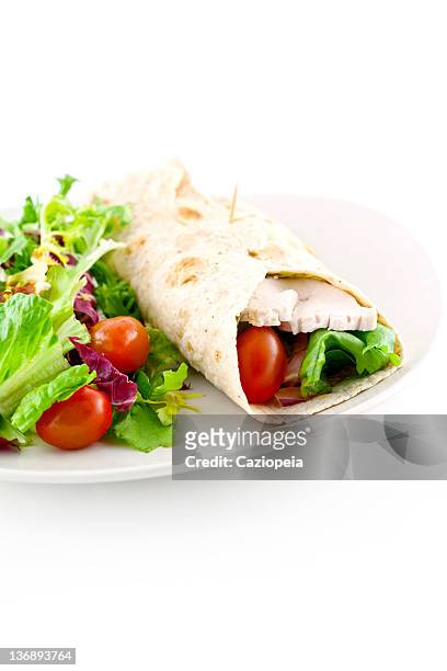 sándwich de ensalada de pollo envoltura - side salad fotografías e imágenes de stock
