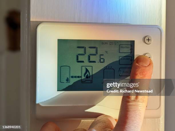 thermostat control - elektronisches bauteil stock-fotos und bilder